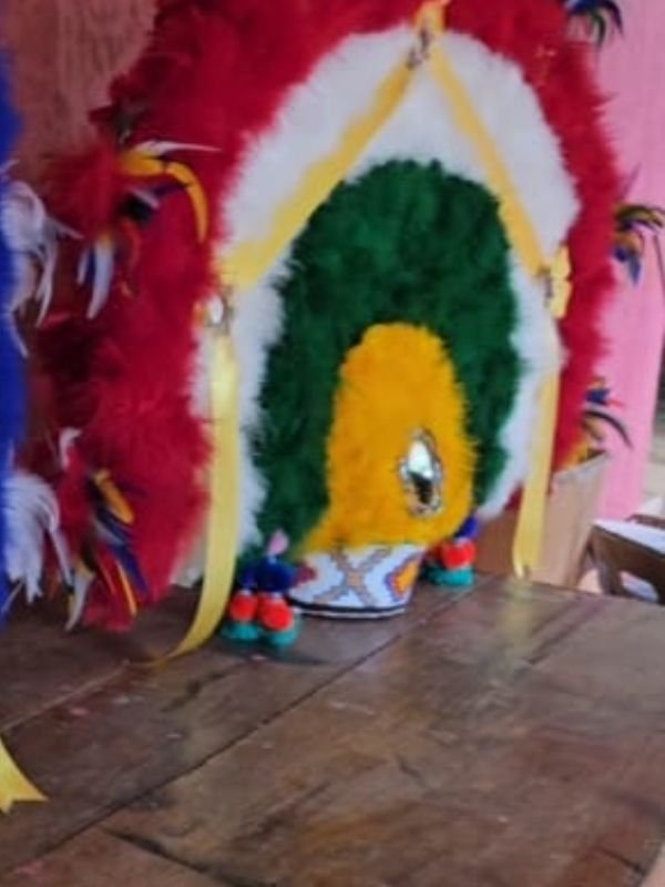 ES UN SEÑOR CON SOMBRERO 1